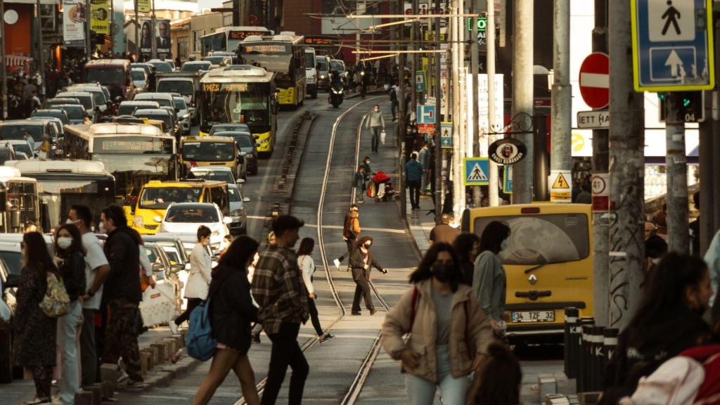 Imagen de archivo de una calle de Barcelona llena de gente
