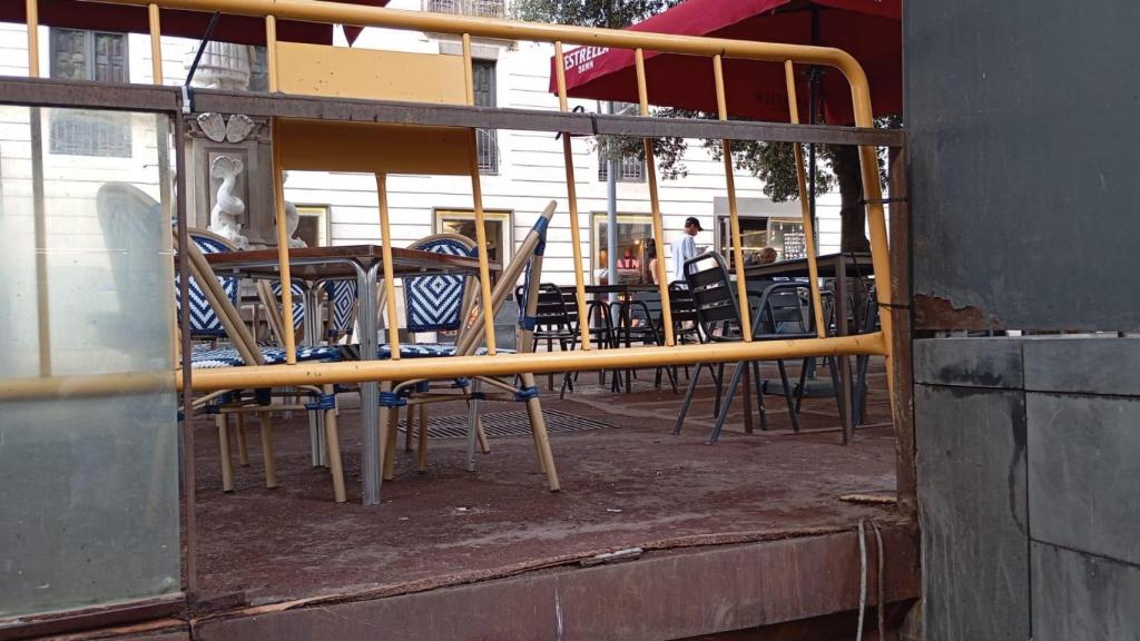 Valla de vidrio rota en la plaza de la Vila de Madrid en Barcelona