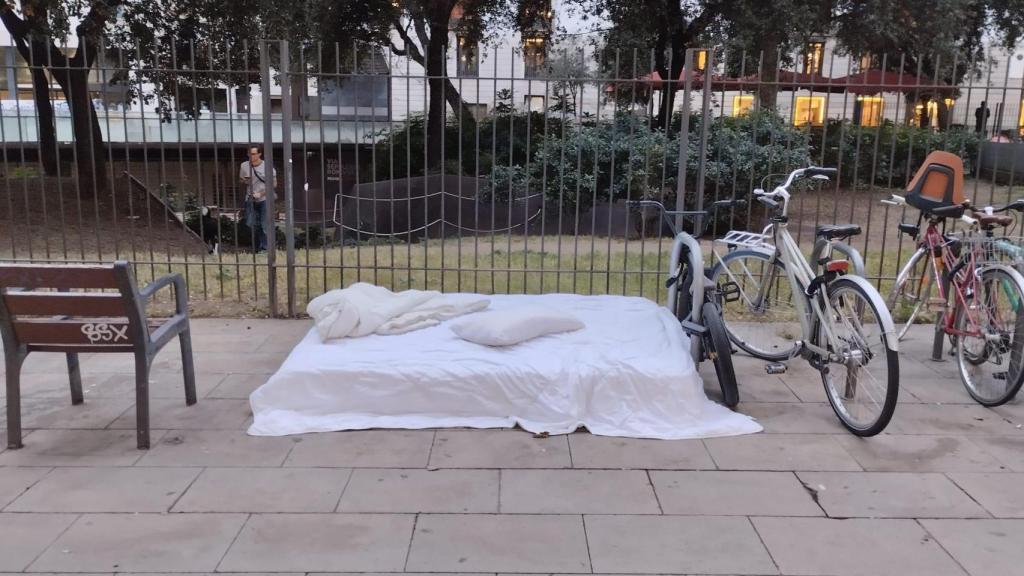 Un colchón frente al Decathlón de la plaza de la Vila de Madrid en Barcelona