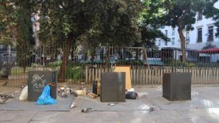 Basura en los jardines de la plaza de la Vila de Madrid en Barcelona