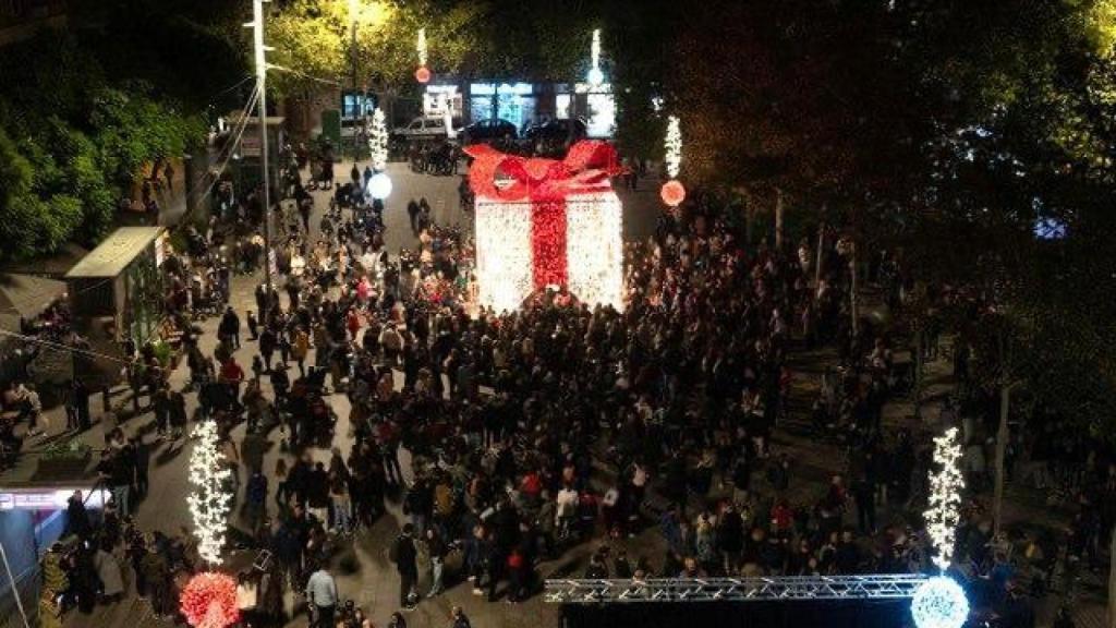 Iluminación de Navidad en la plaza de la Vila de Sant Adrià