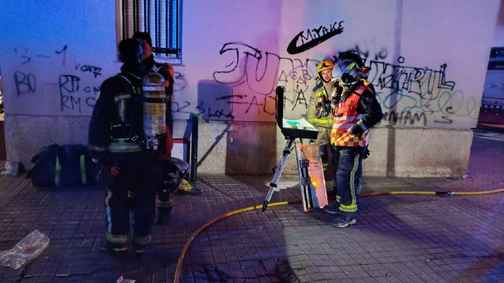 Operativo del cuerpo de bomberos en el incendio de Badalona