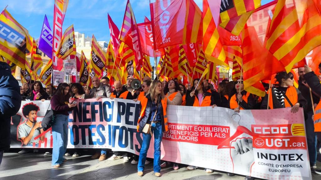 UGT i CCOO es manifesten contra Inditex davant del Zara del Passeig de Gràcia
