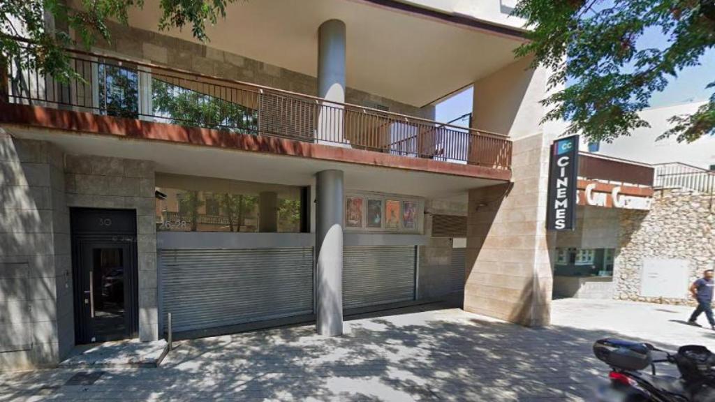 La zona exterior dels cinemes de Can Castellet de Sant Boi