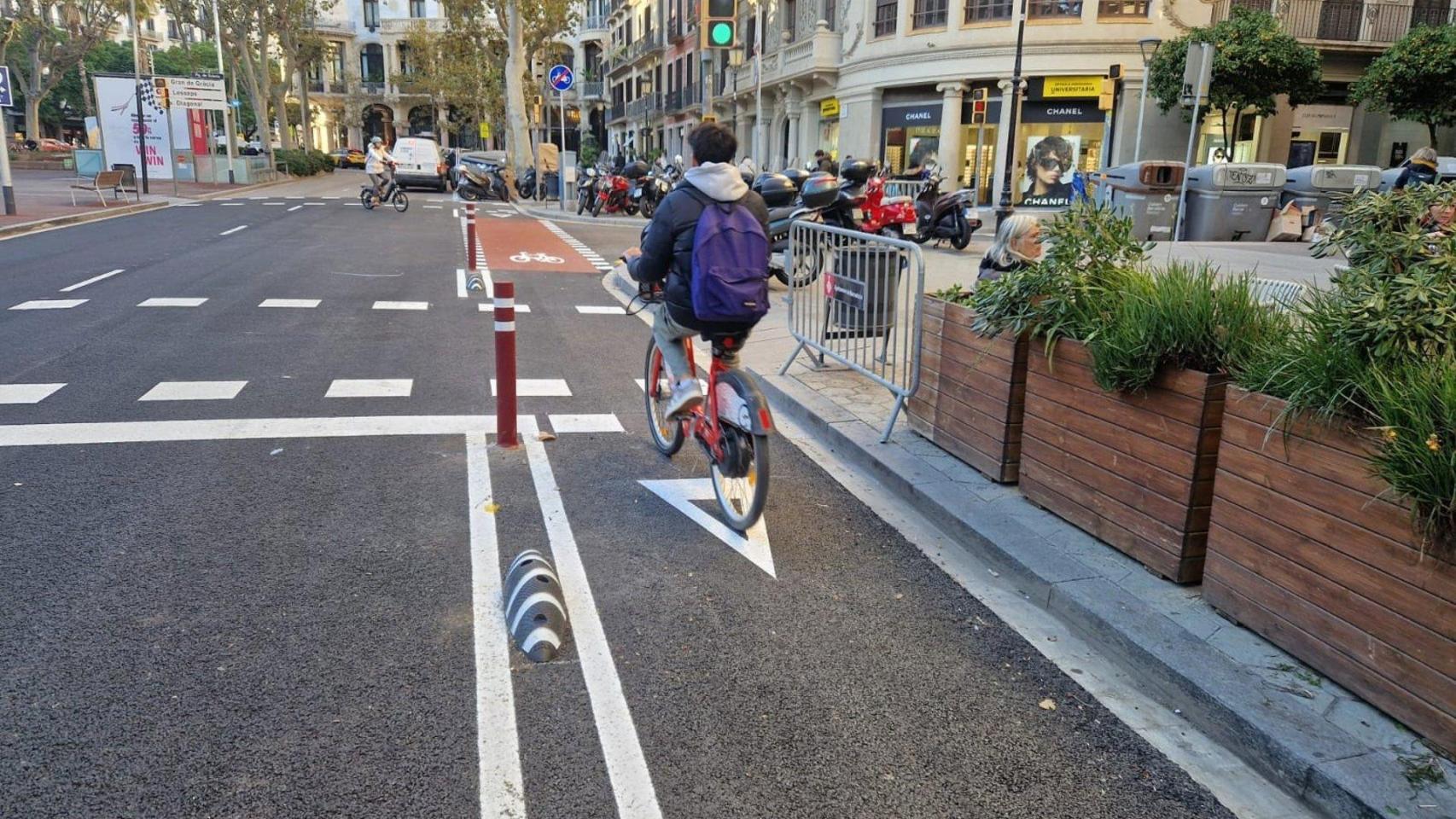 El Ayuntamiento de Barcelona finaliza dos nuevos tramos de carriles bici en Gràcia y el Eixample