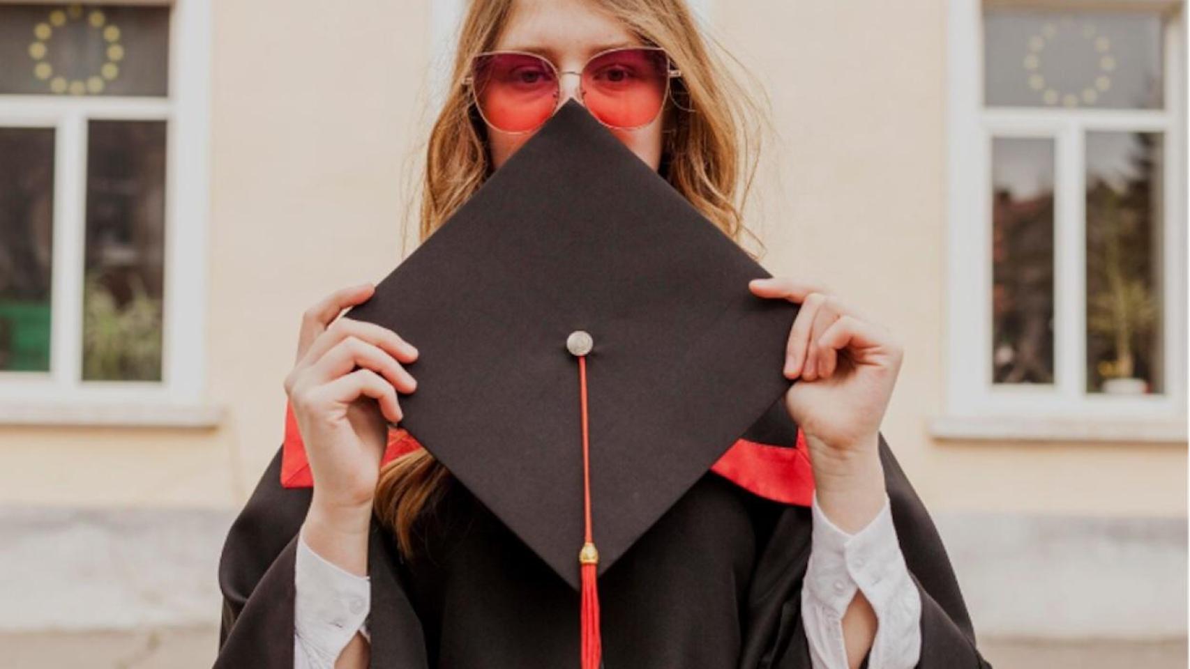 Recién graduada sostiene su birrete