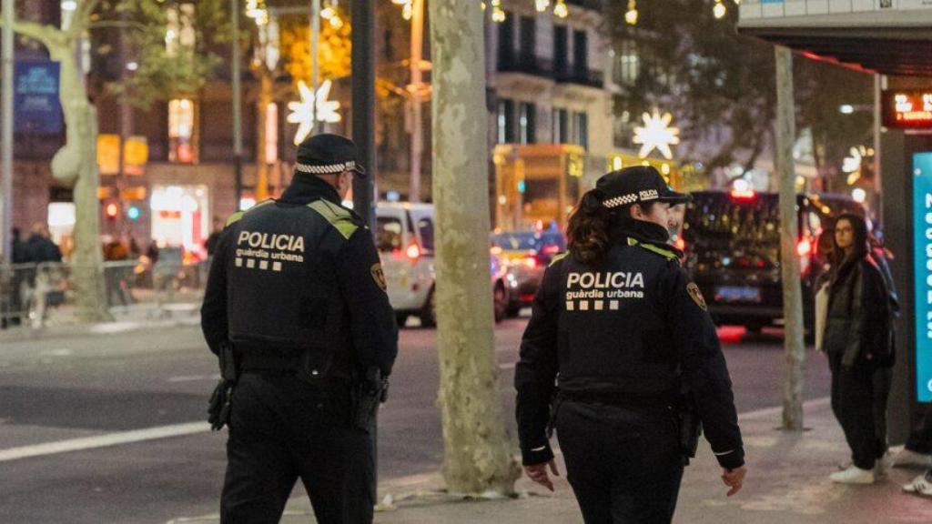 Dos agentes de la Guardia Urbana de Barcelona durante el Operativo de Navidad