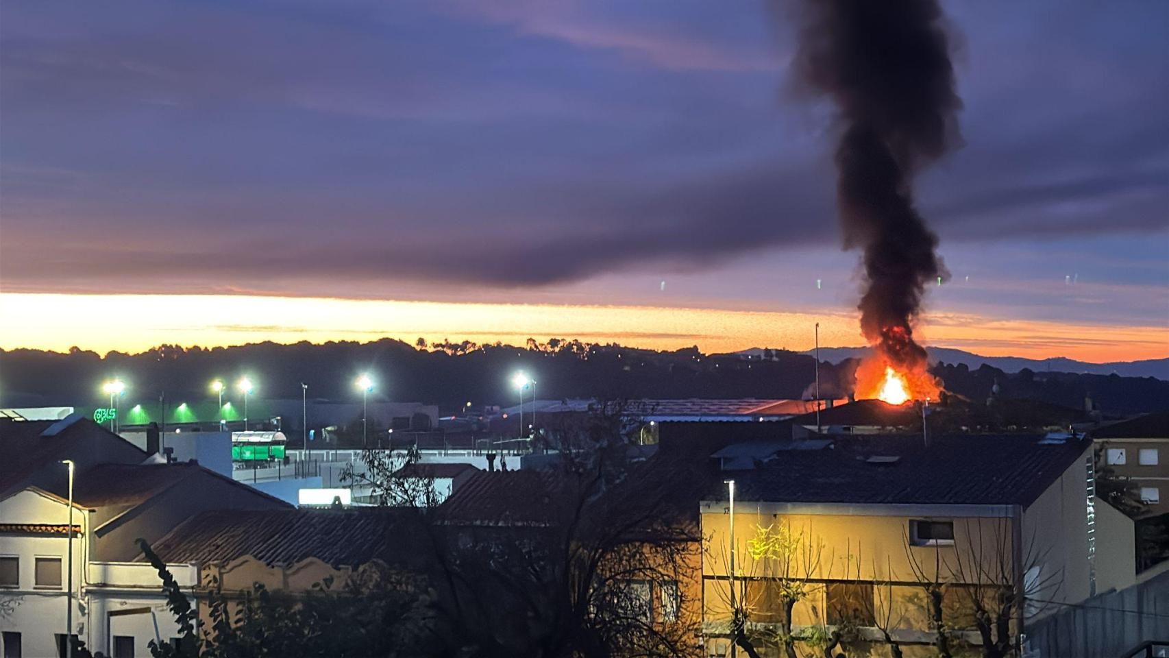 Tres heridos graves en un incendio en una nave industrial en Caldes de Montbui