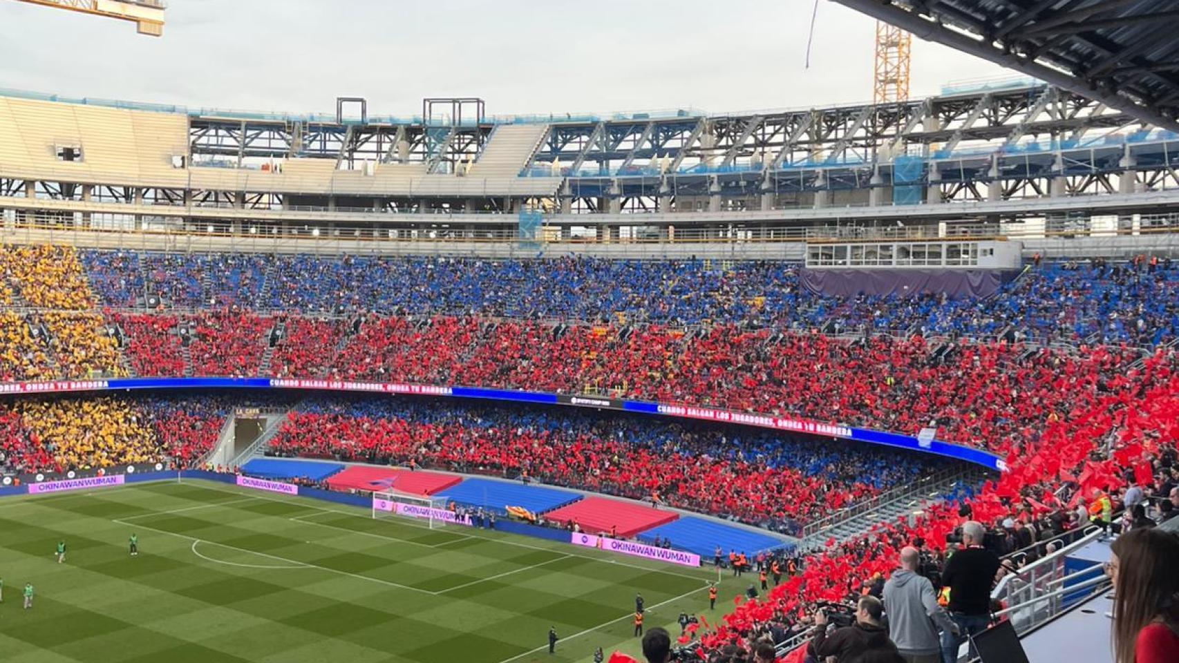 El Gol Sur del Camp Nou con el mosaico, antes del Barça-Alavés
