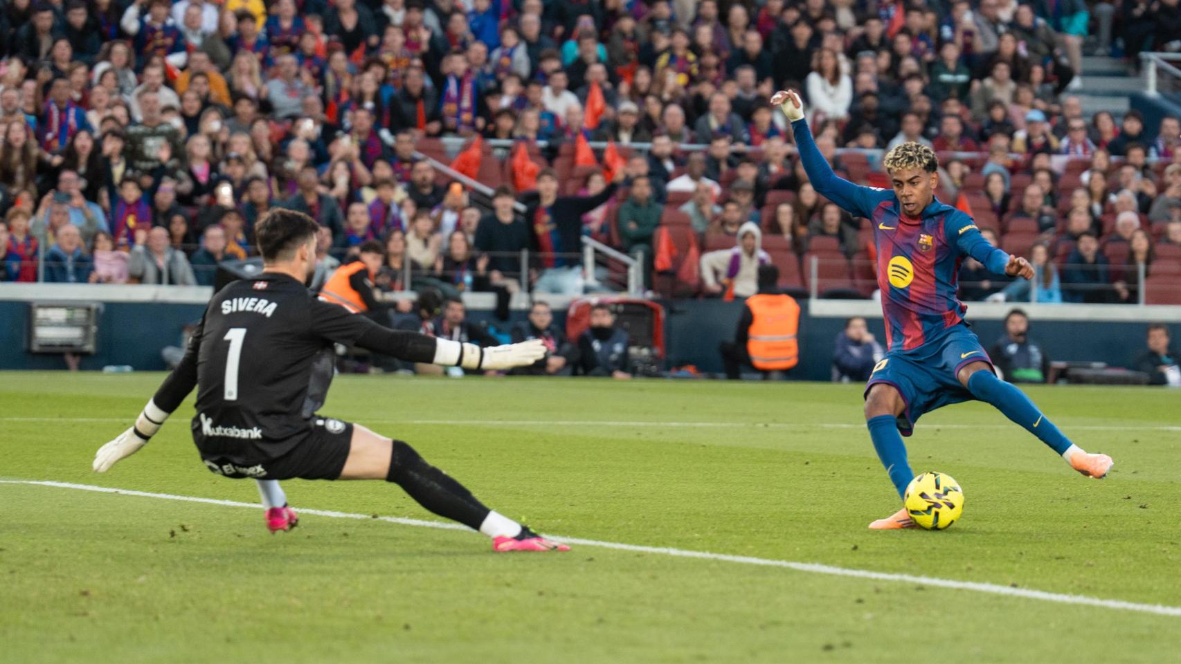 Lamine Yamal regatea al portero del Alavés