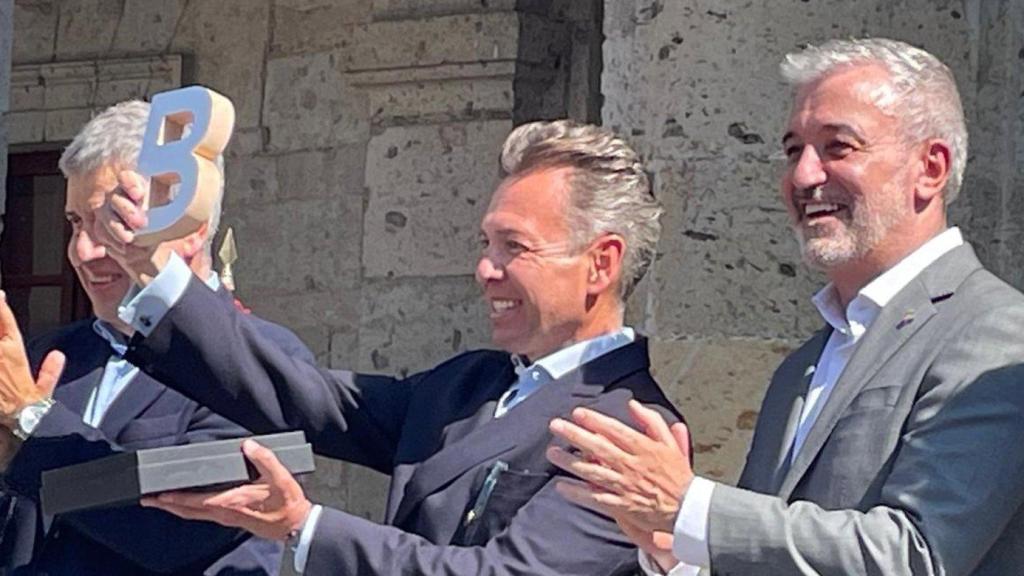 El gobernador de Jalisco junto al alcalde Jaume Collboni, delante del Museo Cabañas en Guadalajara (México)