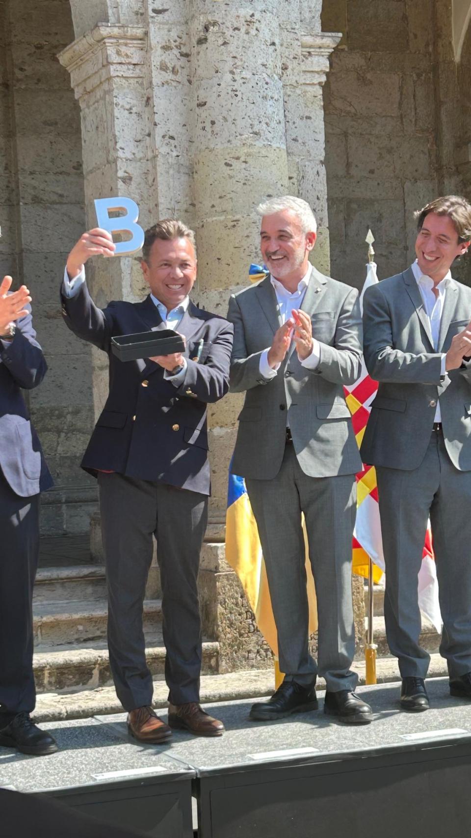 El governador de Jalisco, amb l'alcalde Jaume Collboni, després de rebre la B de Barcelona, com a regal de l'Ajuntament