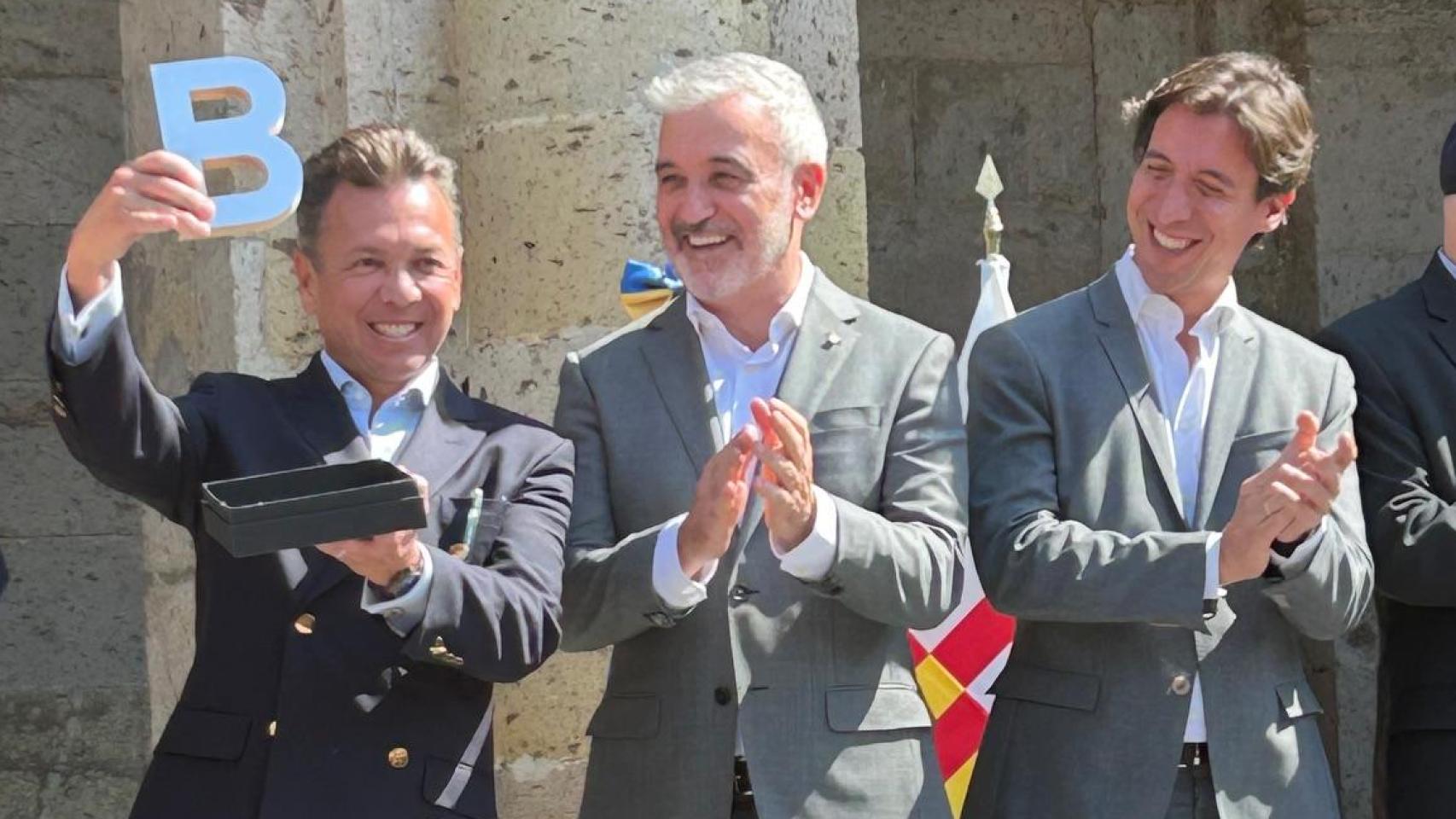 El gobernador de Jalisco, con el alcalde Jaume Collboni, tras recibir la B de Barcelona, como regalo del Ayuntamiento