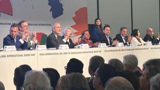 El alcalde de Barcelona, Jaume Collboni, junto al escritor Amin Malouf, en la inauguración de la Feria de Guadalajara, en México