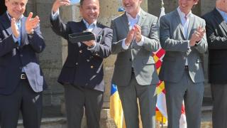 El gobernador de Jalisco, con el alcalde Jaume Collboni, tras recibir la B de Barcelona, como regalo del Ayuntamiento