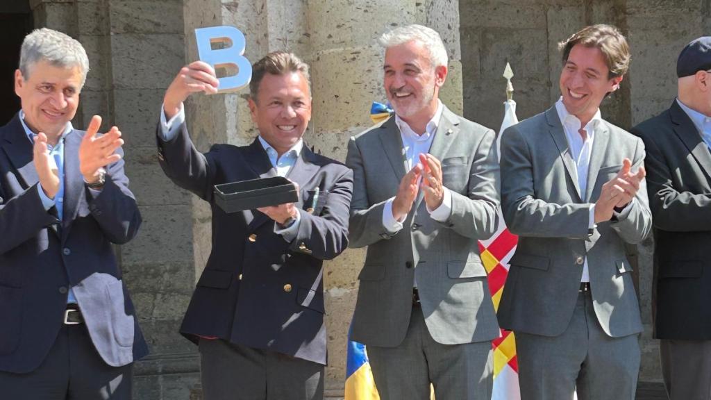 El gobernador de Jalisco, con el alcalde Jaume Collboni, tras recibir la B de Barcelona, como regalo del Ayuntamiento