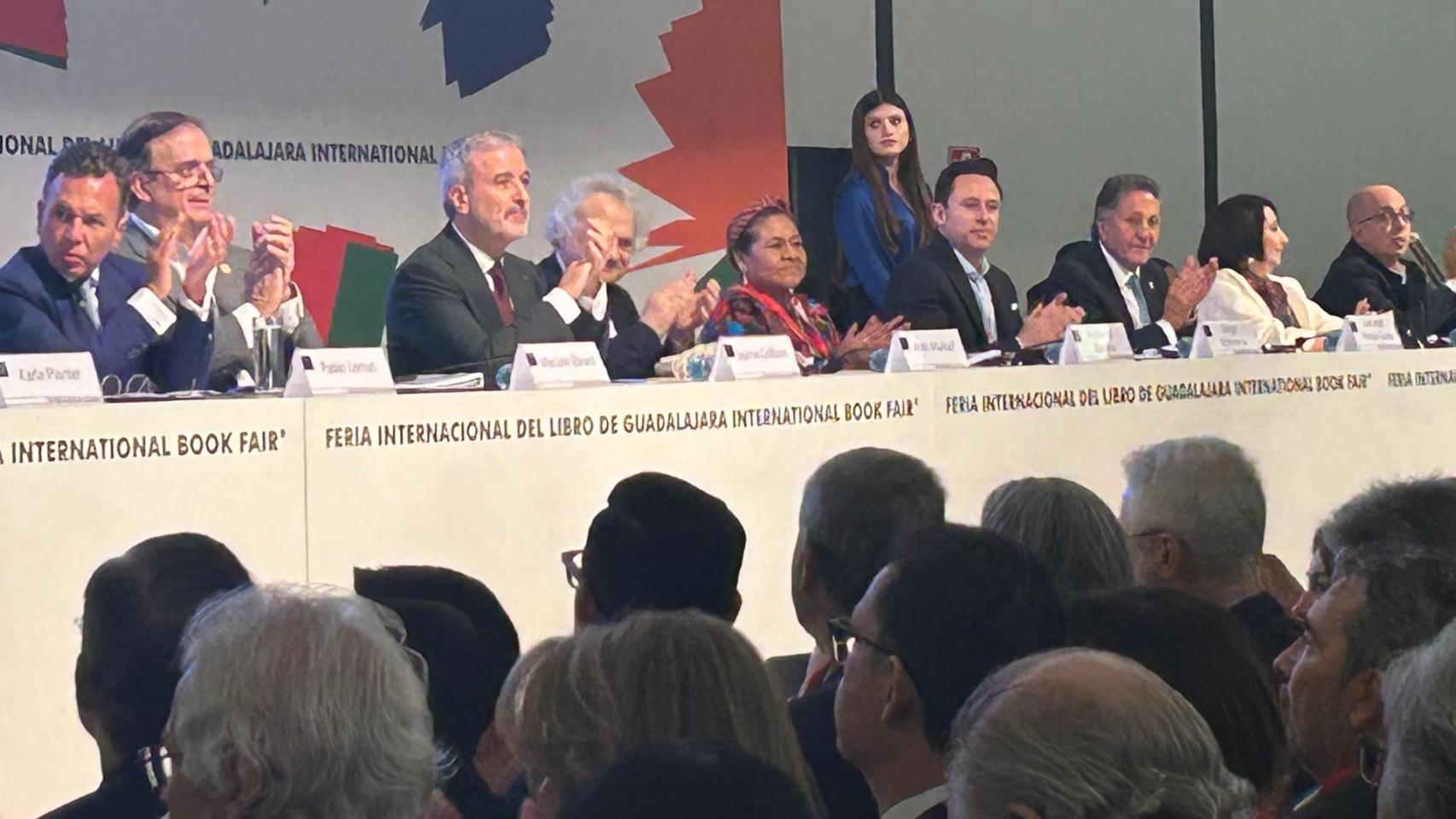 El alcalde de Barcelona, Jaume Collboni, junto al escritor Amin Malouf, en la inauguración de la Feria de Guadalajara, en México