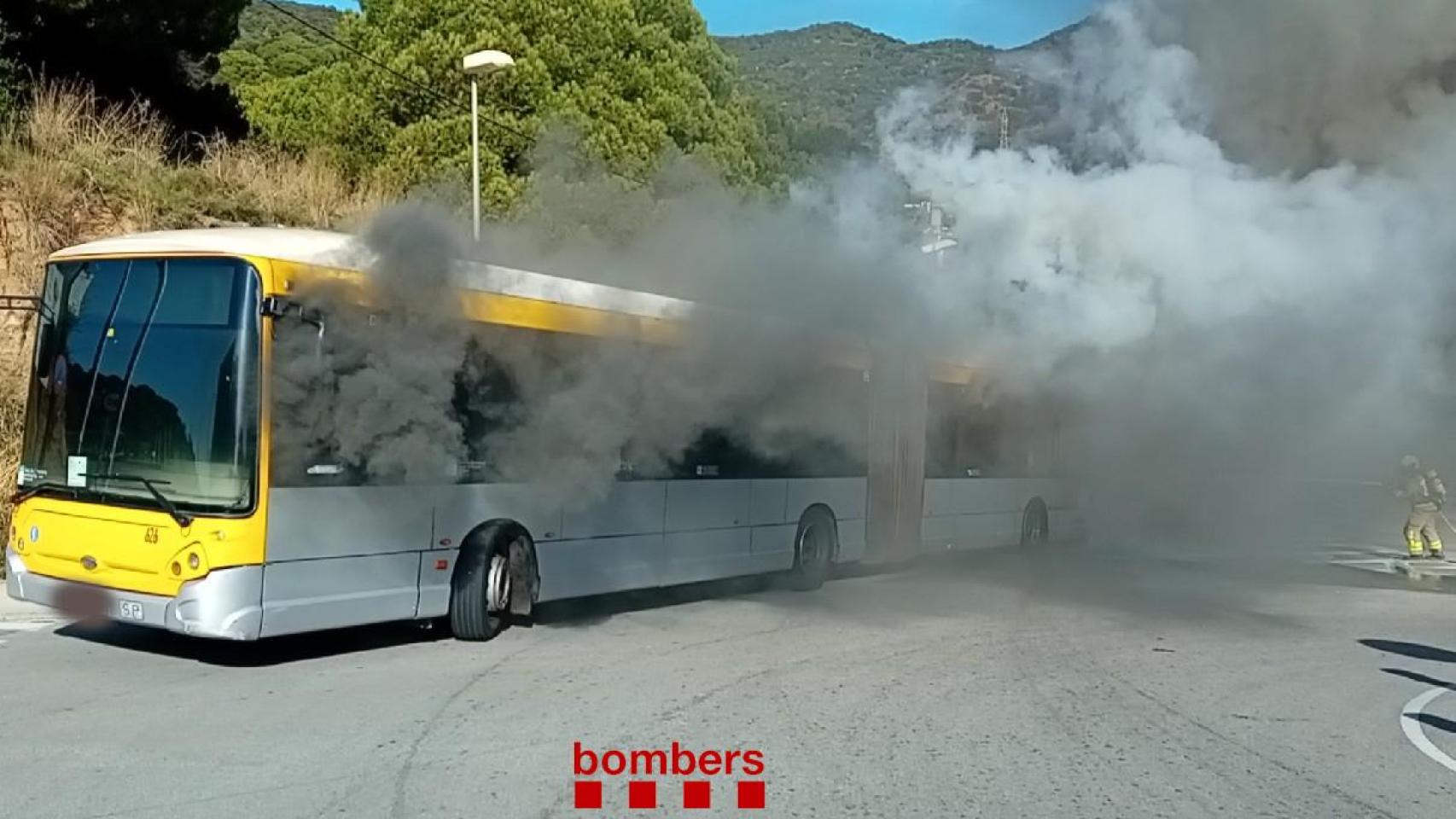 Arde un autobús del AMB cerca de Can Ruti en Badalona