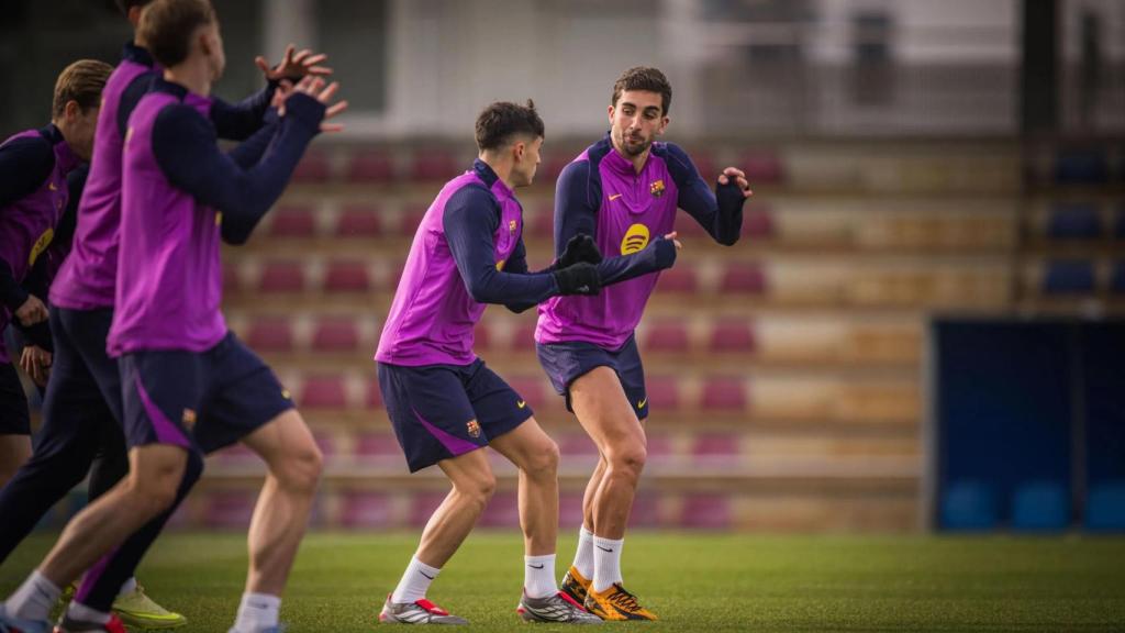 Pedri y Ferran Torres se entrenan tras la victoria ante el Alavés