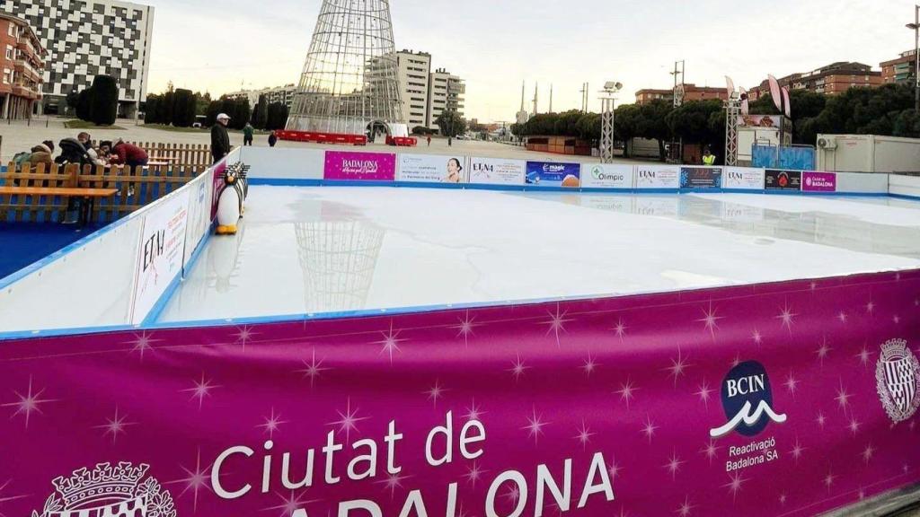 Badalona ultima su pista de hielo junto al gran árbol de Navidad