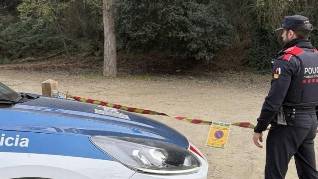 Un mosso d'Esquadra en el dispositiu de vigilància de Collserola