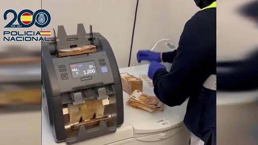 La Policía cuenta el dinero encontrado en la casa de los narco