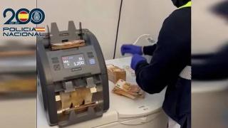 La Policía cuenta el dinero encontrado en la casa de los narco