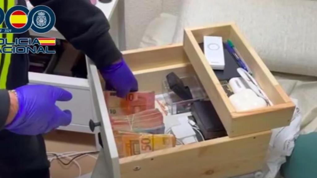 Agente inspeccionando un cajón de uno de los pisos francos