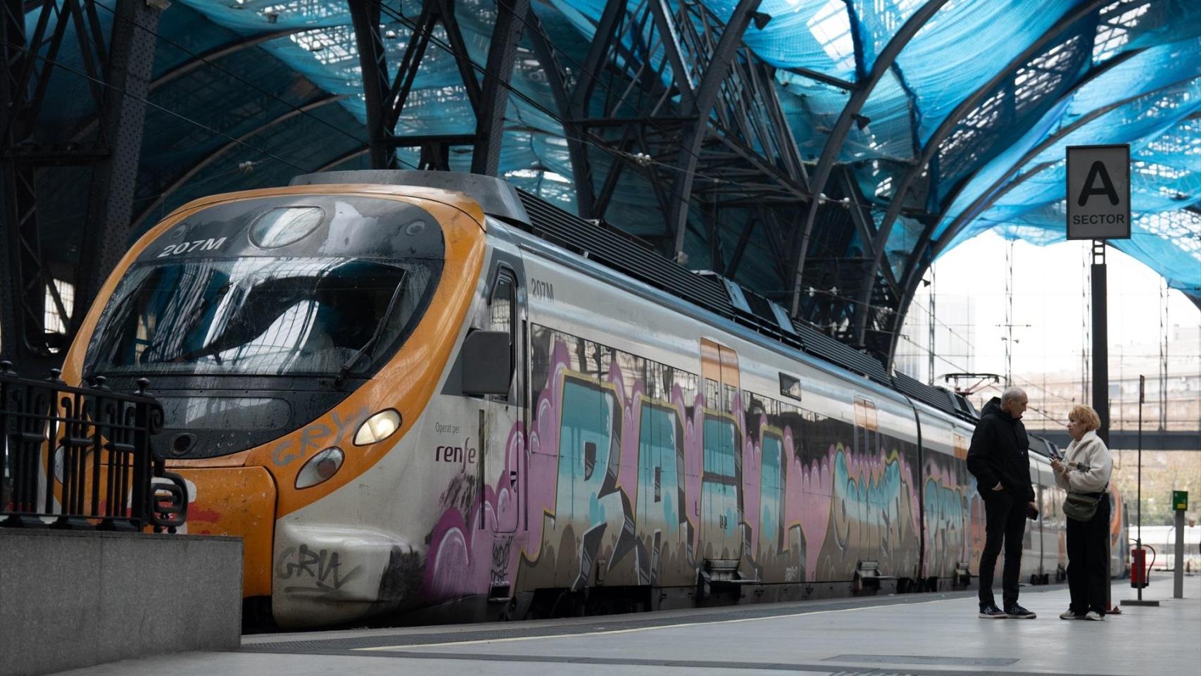 Grafitis en trenes de Renfe en Cataluña