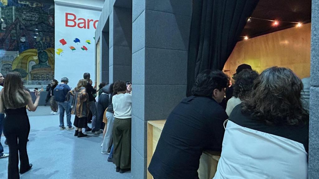 Assistents fora de l'auditori a la conversa amb Javier Cercas a la FIL