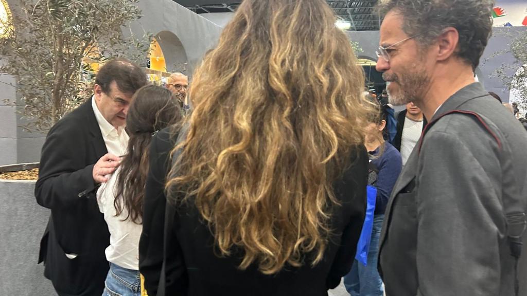 Javier Cercas, con lectores de su obra, en la FIL de Guadalajara