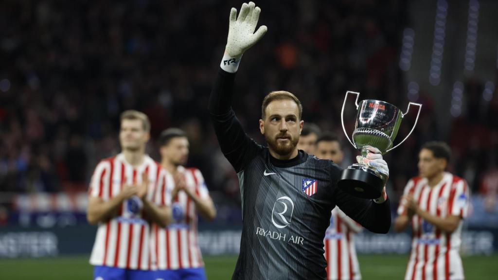 Jan Oblak posa amb el Trofeu Zamora a l'Atlètic de Madrid-Real Oviedo