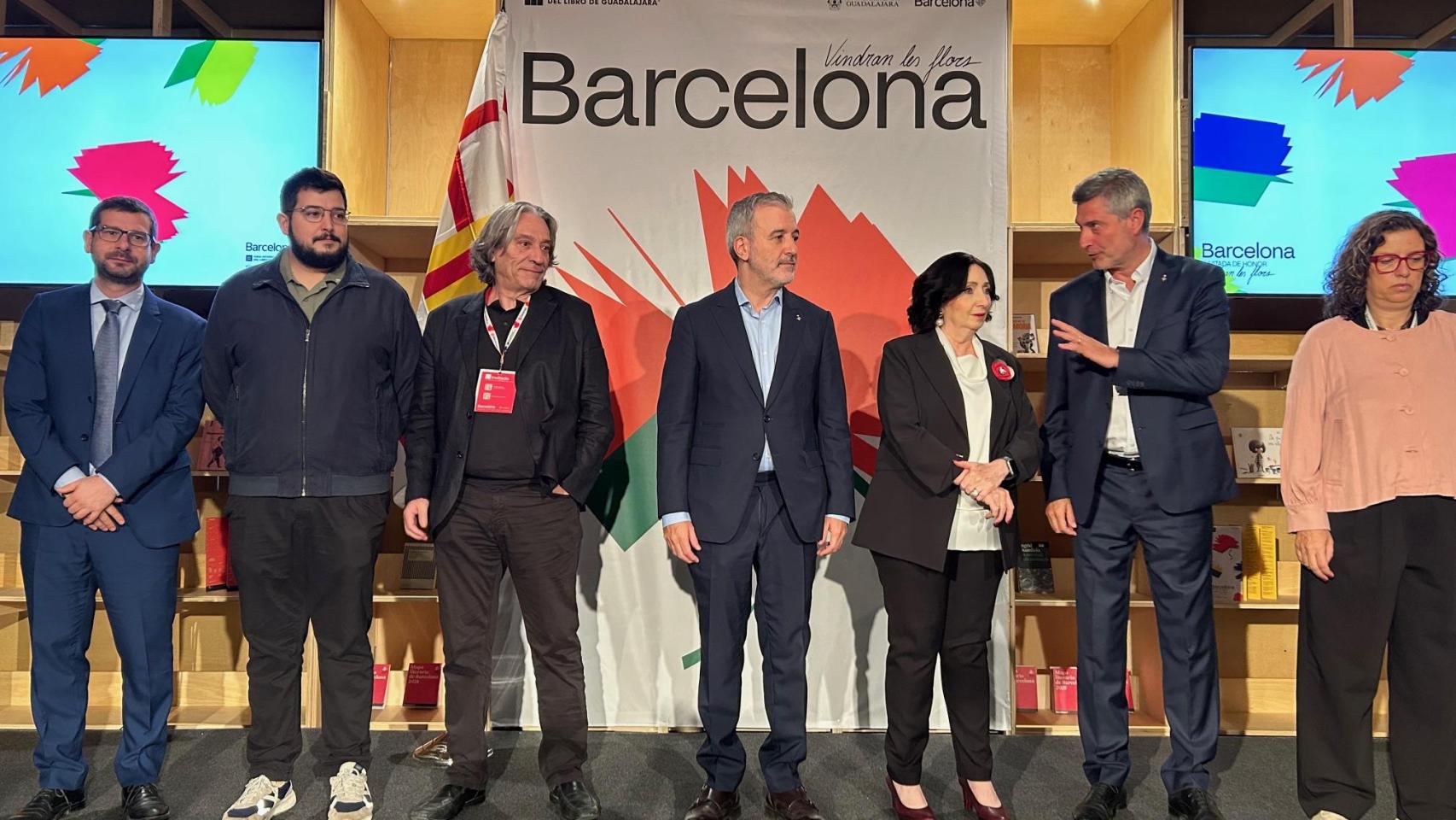 El alcalde Collboni y los concejales presentes en la FIL de Guadalajara, junto a su directora general, Marisol Schulz