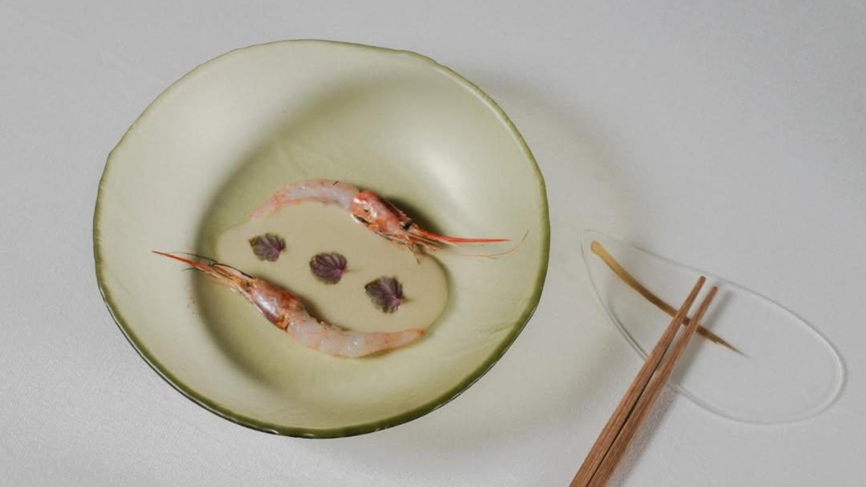 Quisquilla a la brasa con salsa pandang y hojas de shiso morado de Kamikaze Barcelona