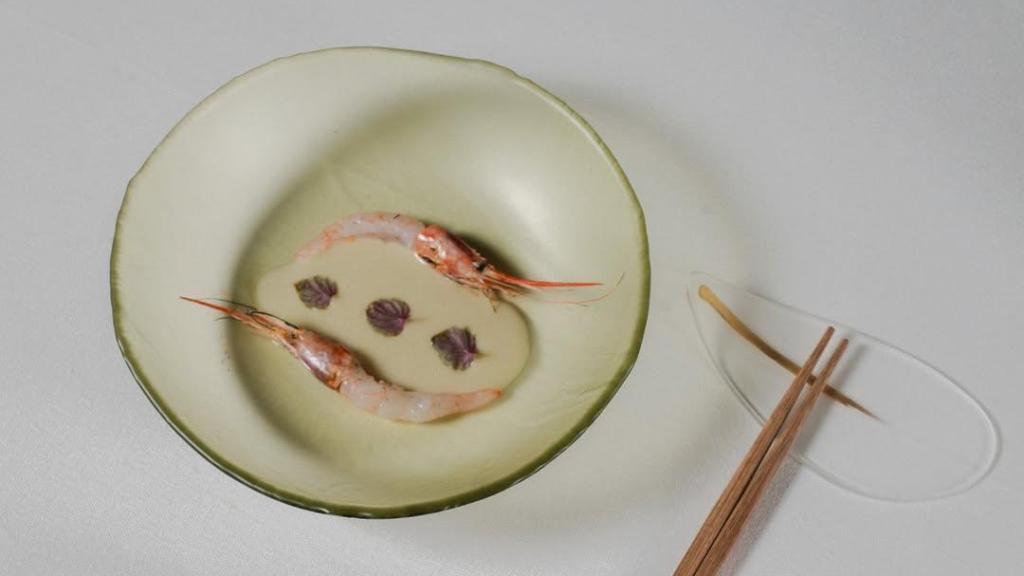 Quisquilla a la brasa con salsa pandang y hojas de shiso morado de Kamikaze Barcelona