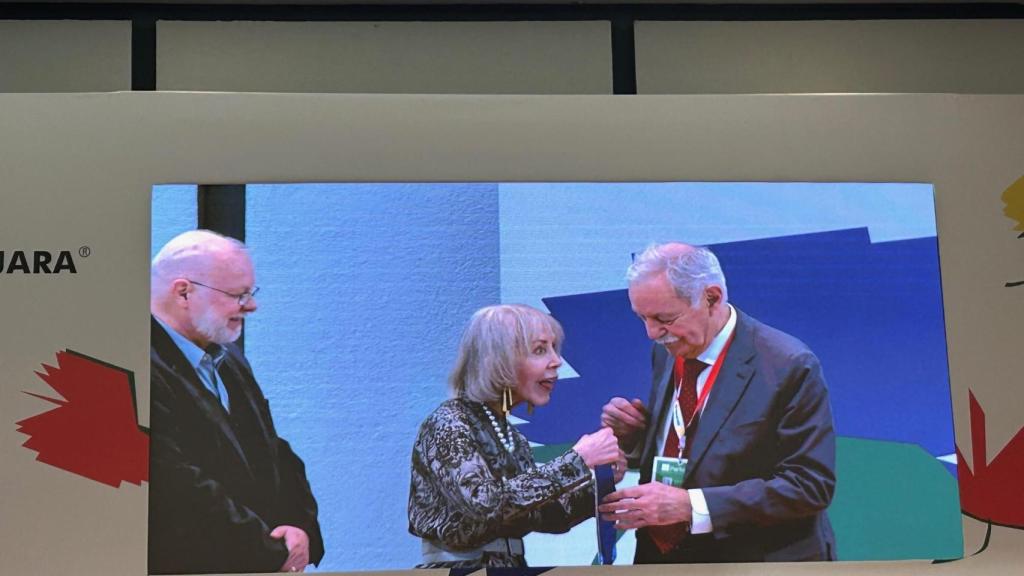 Silvia Lemus, la vídua de Carlos Fuentes, ofereix la medalla que porta el nom de l'escriptor llatinoamericà a la FIL de Guadalajara