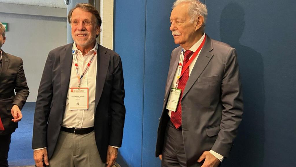 José Crehueras, CEO del Grupo Planeta, con Eduardo Mendoza, en la FIL de Guadalajara