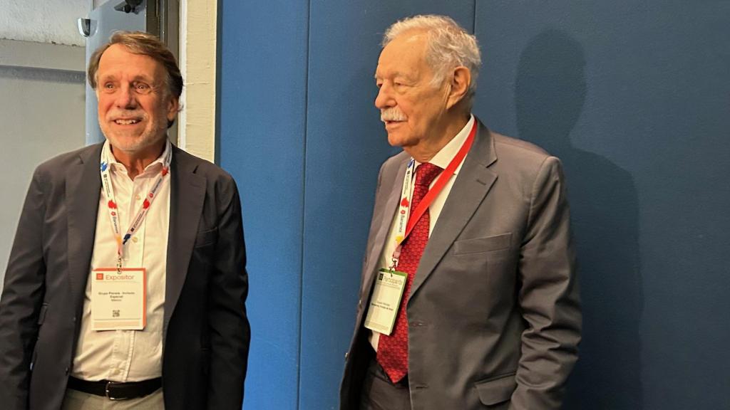 José Crehueras, president del Grup Planeta, amb Eduardo Mendoza, a la FIL de Guadalajara