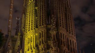 La torre iluminada durante la celebración
