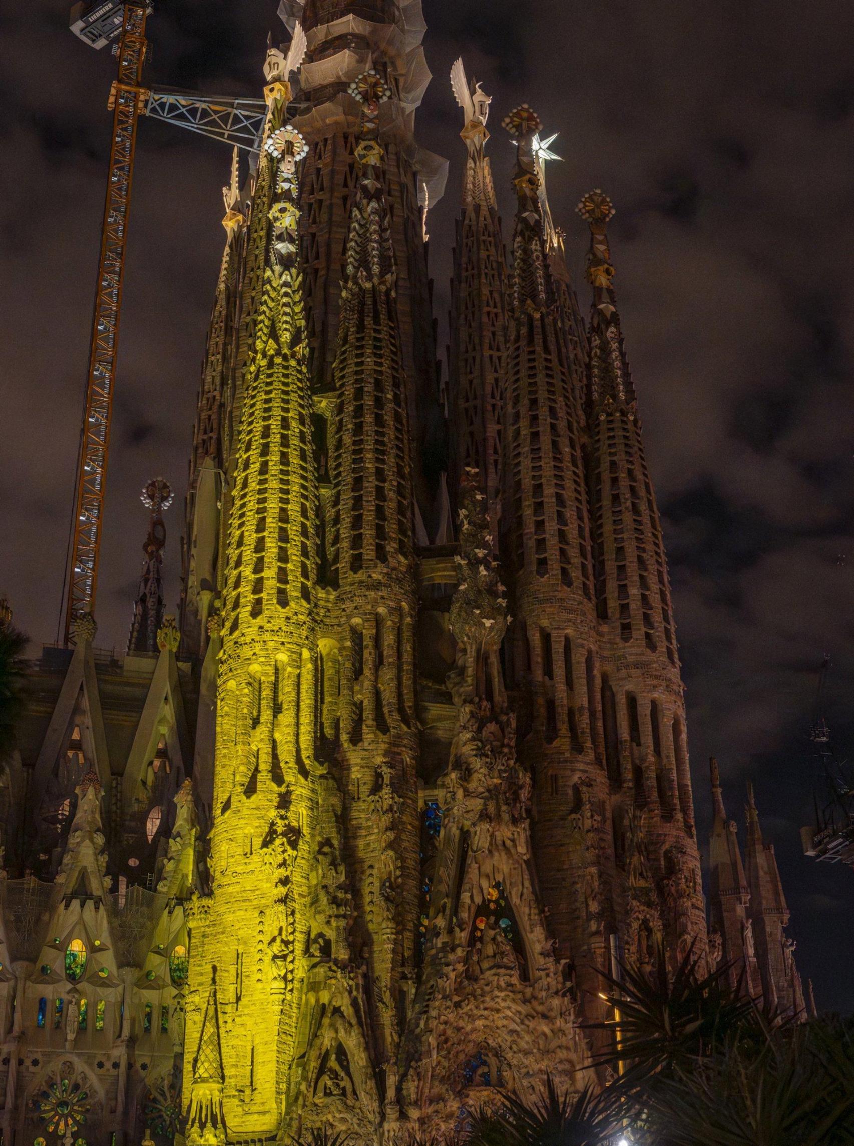 La torre il·luminada durant la celebració