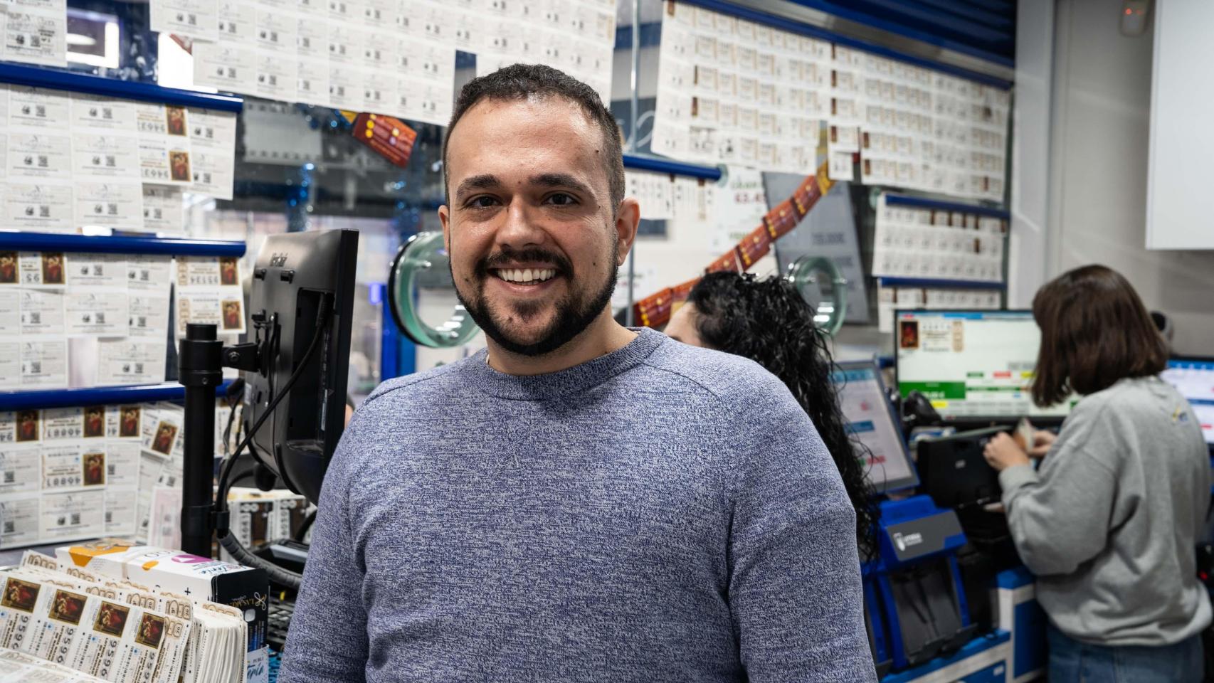 Víctor, dueño de una administración de Loterías y Apuestas del Estado en las Arenas de Barcelona