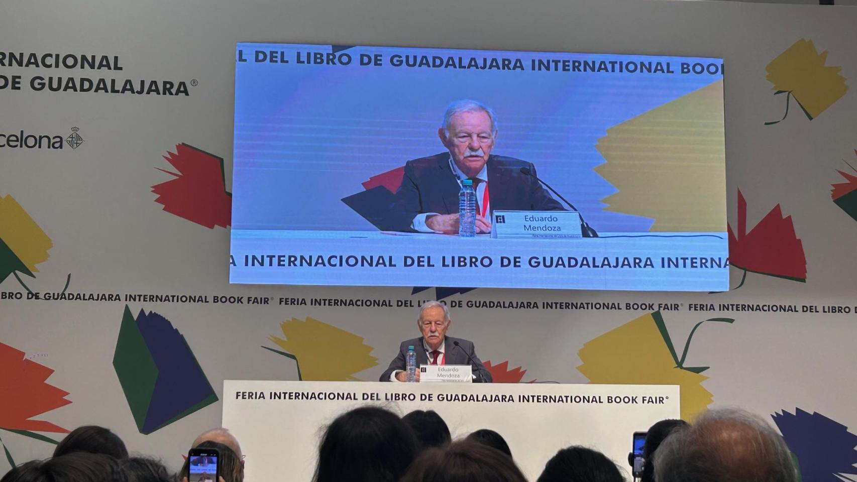 Eduardo Mendoza en el auditorio Juan Rulfo de la FIL de Guadalajara