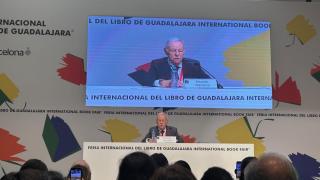 Eduardo Mendoza en el auditorio Juan Rulfo de la FIL de Guadalajara