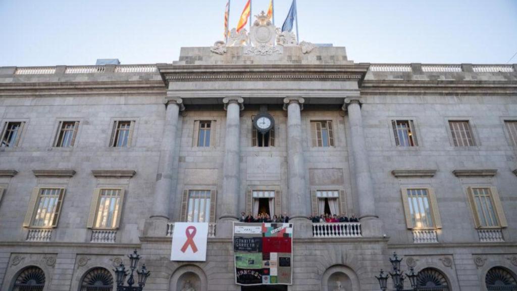 Barcelona exhibe el Tapiz Memorial del Sida en Sant Jaume para combatir el estigma