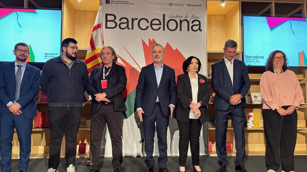 Jaume Collboni, Marisol Schulz y los concejales presentes en la FIL de Guadalajara, de Junts, comunes y ERC