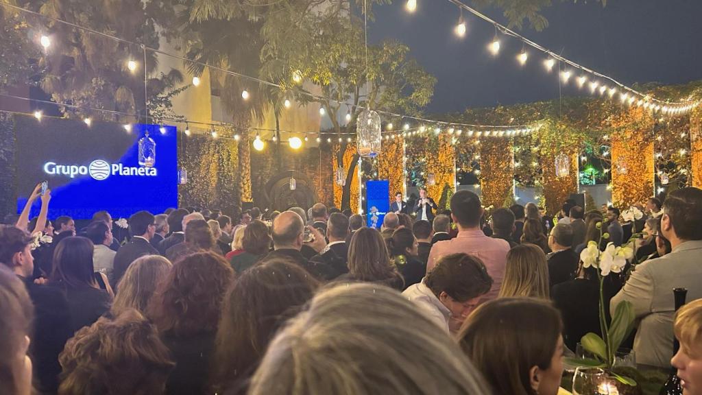 Asistentes en la fiesta de Planeta en Guadalajara, México