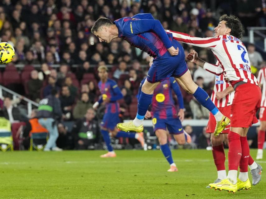 Lewandowski remata de cabeza contra el Atlético