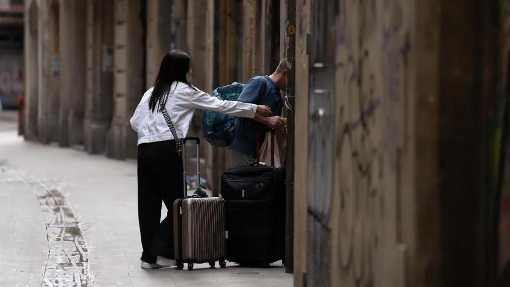 Visitantes acceden a una vivienda turística en Barcelona