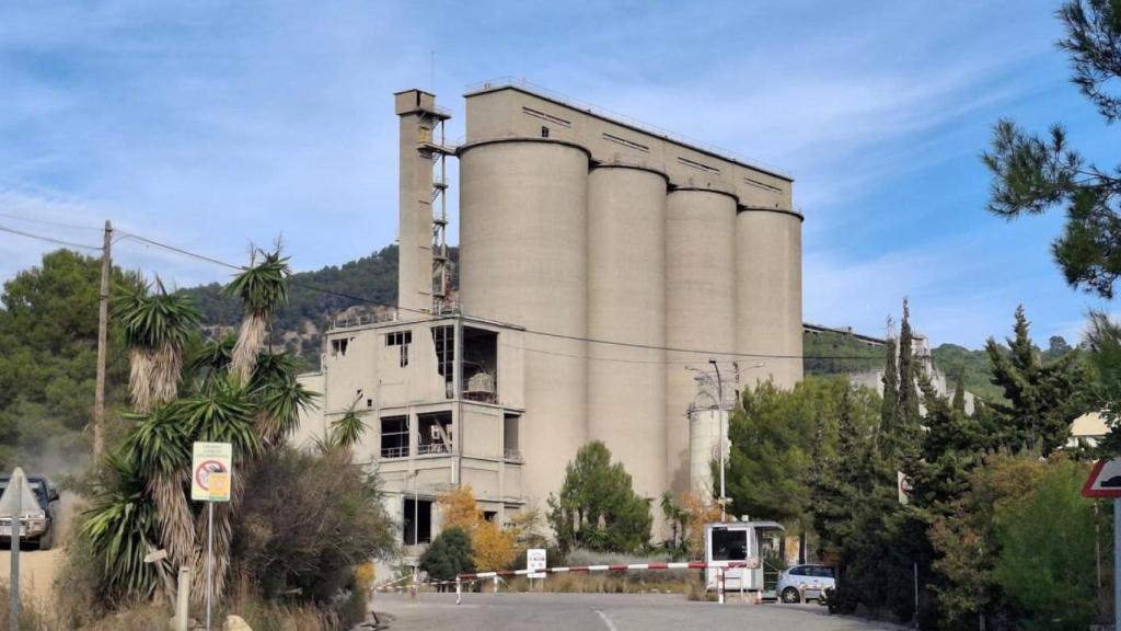 Instalaciones de la cementera Sanson, en Sant Feliu