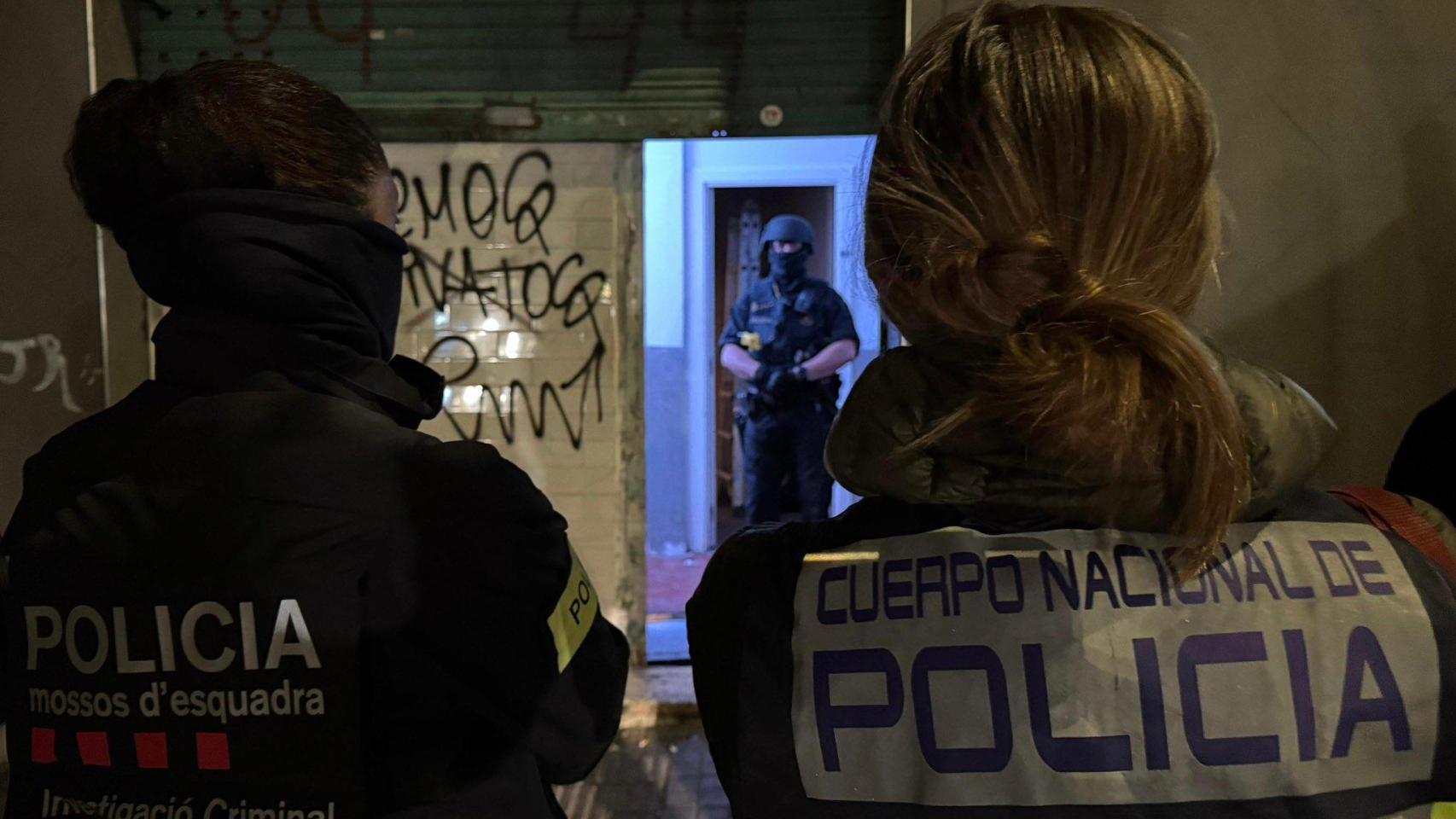 Agente de los Mossos d'Esquadra y de la Policía Nacional durante un macrodispositivo en L'Hospitalet de Llobregat